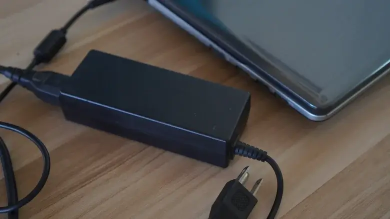 ¿Por qué los cargadores de portátiles tienen una caja en el medio del cable?