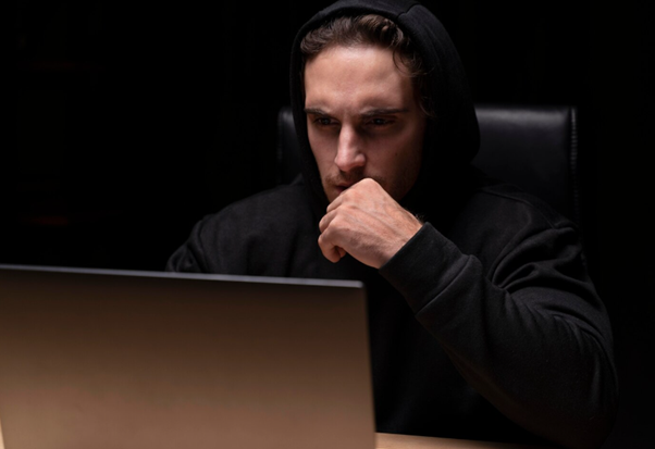 La función principal de este profesional consiste en identificar fallos de seguridad en redes, aplicaciones o sistemas informáticos