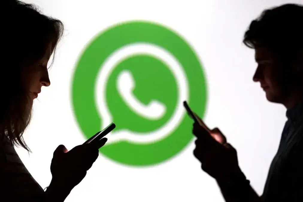 ¡Por fin! El radical cambio de WhatsApp que ocultará tu número para siempre Durante años, usar WhatsApp ha tenido un gran "pero" en términos de privacidad: si querías hablar con alguien, obligatoriamente tenías que darle tu número de teléfono. Eso está a punto de cambiar para siempre. La plataforma de mensajería de Meta ha anunciado oficialmente el despliegue global de los nombres de usuario (usernames), una función diseñada para proteger la identidad de sus más de 3.000 millones de usuarios activos. Esta actualización marca un antes y un después en la aplicación, permitiendo que las personas se conecten entre sí mediante un alias único, manteniendo su número de teléfono completamente oculto para desconocidos. El secreto mejor guardado sobre cómo funcionarán los nuevos alias sin número A diferencia de lo que ocurre en redes sociales clásicas como Instagram o X (Twitter), donde cualquiera puede buscar tu perfil, WhatsApp ha dejado claro que esta es una herramienta de privacidad, no un identificador social. Esto significa que: No habrá un directorio público: Nadie podrá "navegar" o buscar listas de usuarios al azar. Sin sugerencias del algoritmo: La aplicación no le recomendará tu nombre de usuario a desconocidos. Búsqueda exacta: Para que alguien te contacte por primera vez usando tu alias, necesitará saber exactamente cómo te escribes en la app. Para facilitar las cosas, WhatsApp incluirá un generador de nombres automático si te cuesta encontrar uno libre. Además, los creadores de contenido, empresas y organizaciones tendrán la opción de vincular y reclamar el mismo nombre que ya utilizan en sus páginas de Facebook o Instagram para mantener la consistencia de su marca. El escudo definitivo contra desconocidos que cambiará tu seguridad en la app Para evitar el spam o que personas no deseadas intenten adivinar tu alias, Meta ha introducido una capa de seguridad adicional bastante ingeniosa: las claves de nombre de usuario (username keys). Si activas esta opción, quien intente enviarte un mensaje por primera vez no solo necesitará tu alias exacto, sino también este código pin o clave. Lo mejor de todo es que puedes restablecer o cambiar esta clave en cualquier momento, lo que cortará de inmediato cualquier intento de contacto entrante nuevo sin afectar tus chats actuales. El truco para asegurar tu nombre exclusivo antes de que te lo ganen El despliegue de esta función será gradual a lo largo de los próximos meses. Sin embargo, las reservas globales ya han comenzado para que los usuarios aseguren sus alias antes del lanzamiento general a finales de año. Entra a la aplicación: Abre WhatsApp en tu dispositivo móvil y asegúrate de tener la aplicación actualizada a la versión más reciente. Accede a la configuración: Dirígete al menú de Configuración o Ajustes (el icono de la rueda dentada o los tres puntos en la esquina superior). Ve a tu sección de cuenta: Toca en tu foto de perfil o accede directamente al apartado de Cuenta. Reserva tu alias: Busca la nueva opción llamada Nombre de usuario (Username). Si ya está disponible en tu región, podrás escribir y apartar el tuyo de inmediato. Un dato interesante: Con este movimiento, WhatsApp sigue los pasos de Signal, su competidor enfocado en la seguridad, que implementó una función similar hace un par de años para proteger los números telefónicos de sus usuarios. Con esta esperada actualización, la aplicación de Meta no solo se vuelve más segura, sino que abre la puerta a interactuar en grupos grandes o entornos profesionales con la tranquilidad de que tu número de teléfono privado se mantendrá exactamente así: privado.